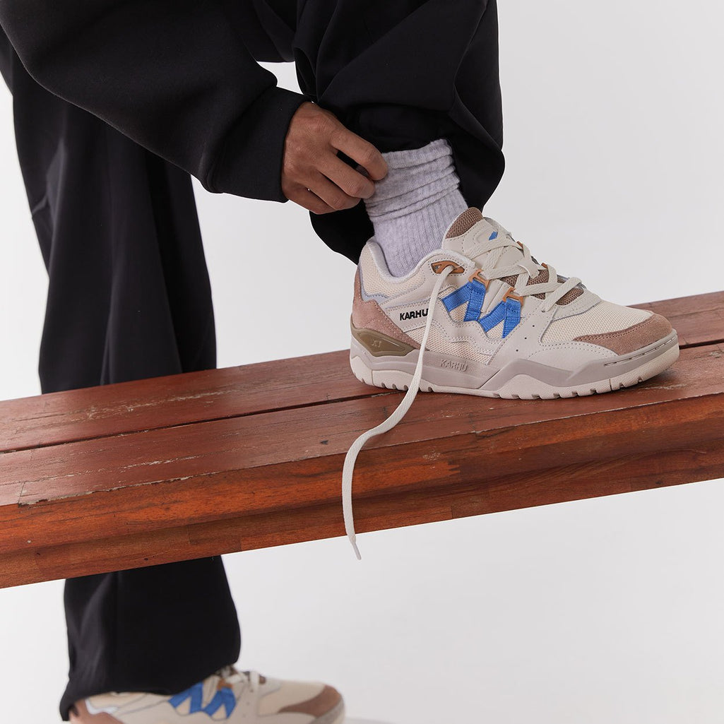 Karhu-Fusion-XT-Warm-Taupe-Azure-Blue-F850013-mood