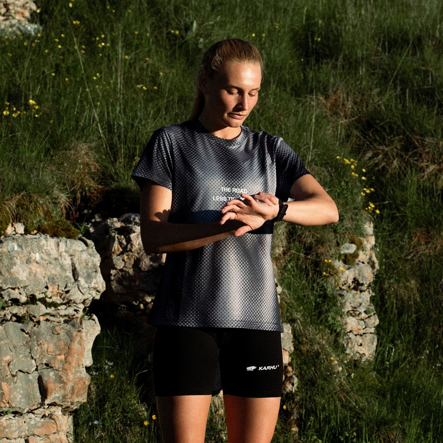 WOMEN'S RUNNING T-SHIRT - GREY GRADIENT / WHITE