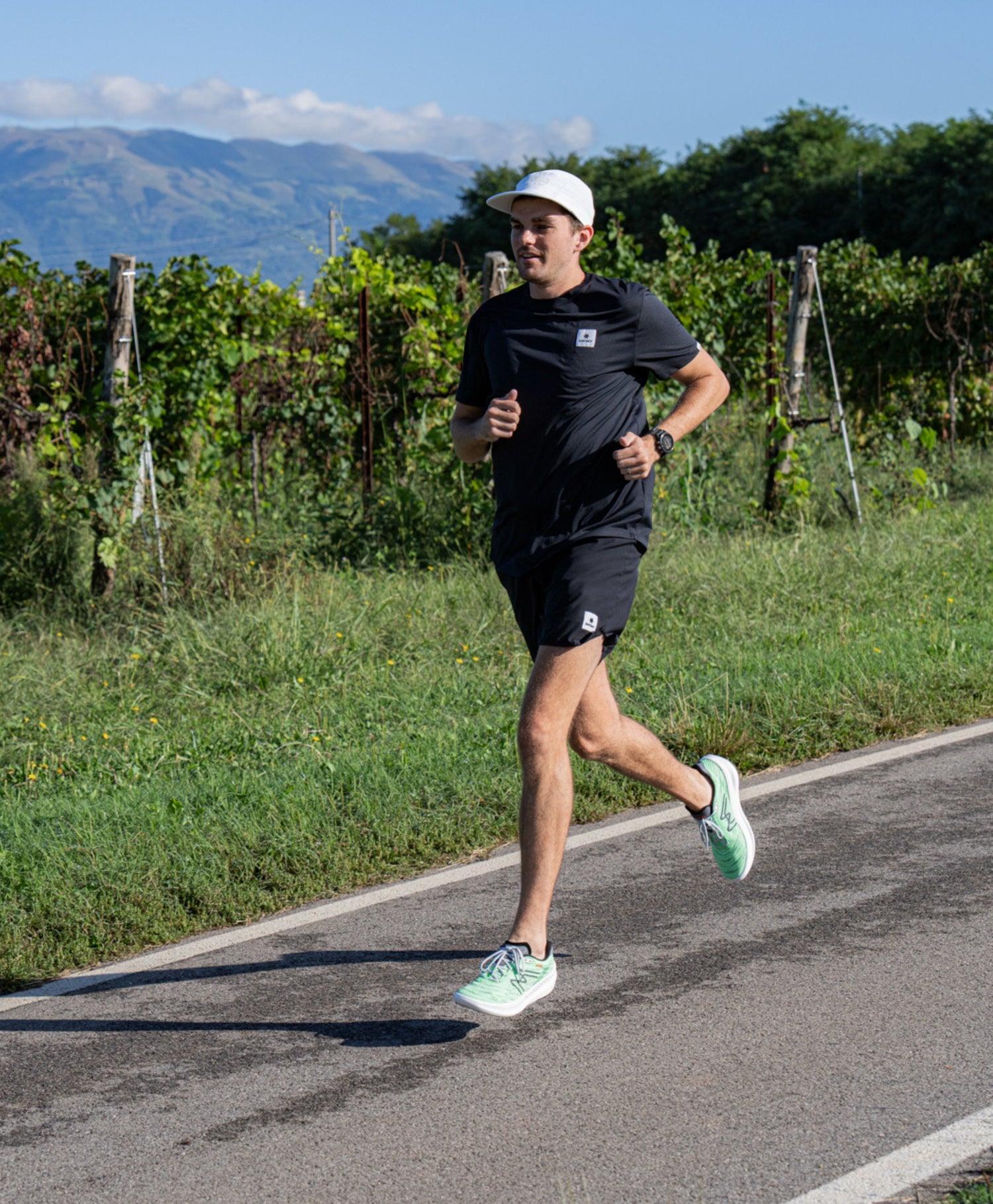Tempo training along the vineyards with the men's KARHU Fusion 4.0