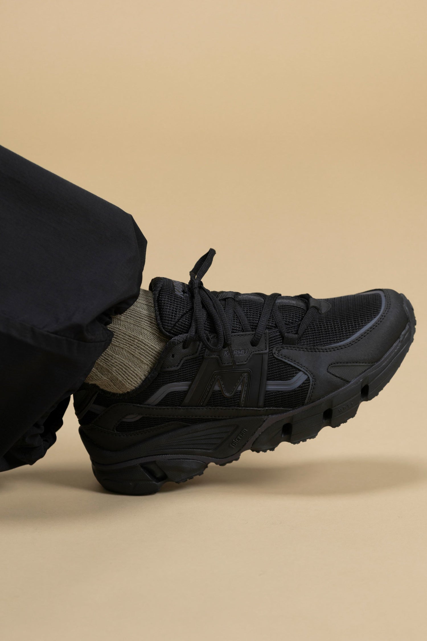 SUPER FULCRUM - BLACK / BLACK