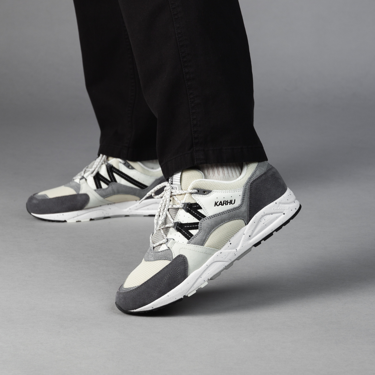 Karhu Fusion 2.0 Limestone / Jet Black - F804181 Lifestyle
