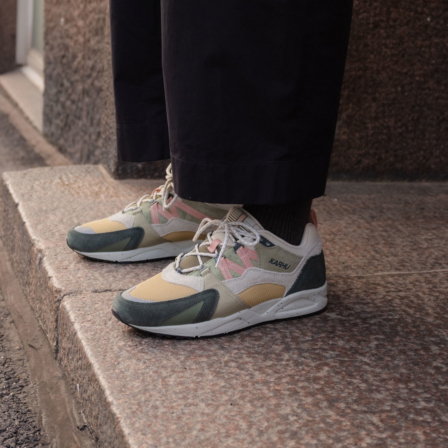 Karhu-Fusion-2.0-Darkest-Spruce-Cameo-Rose-F804194-mood