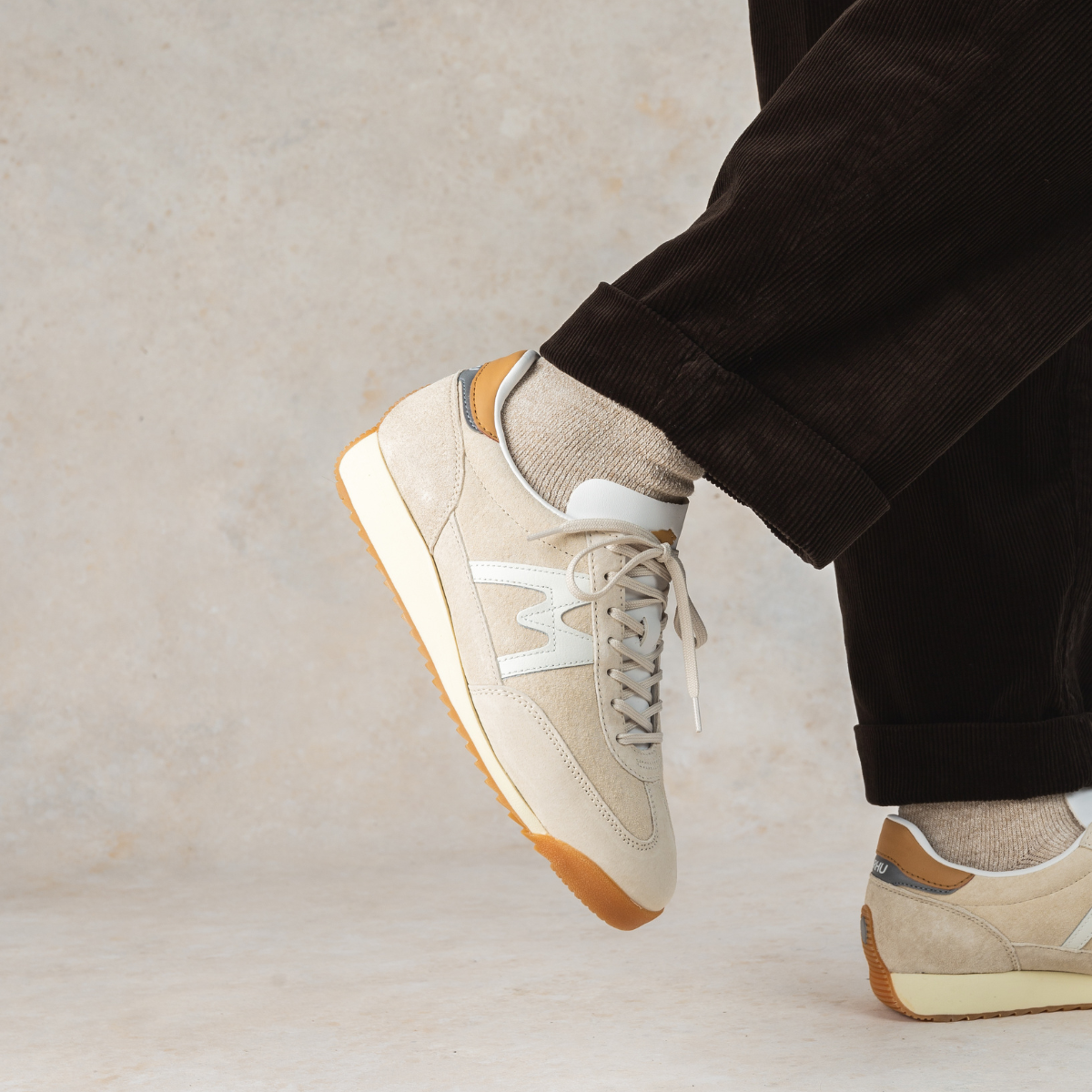 Karhu Mestari Turtledove / Bright White - F805086 Lifestyle