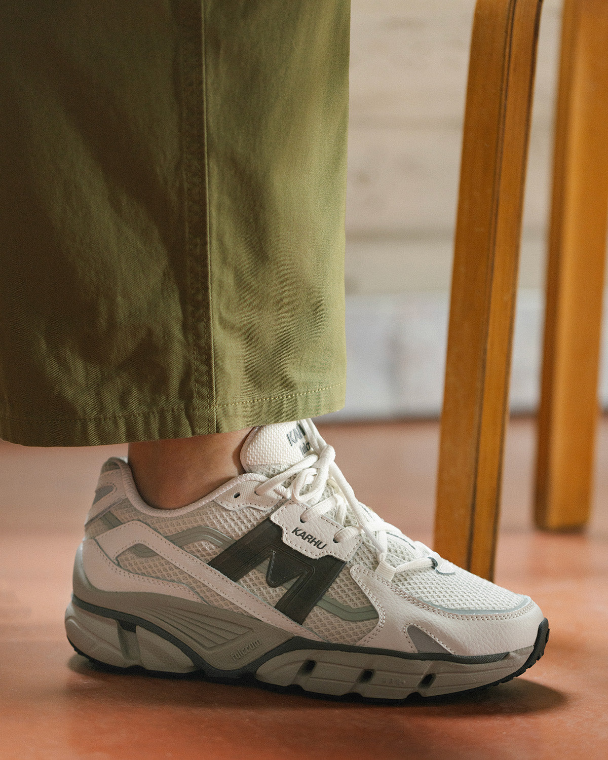 SUPER FULCRUM - BLANC DE BLANC / DARK GULL GRAY